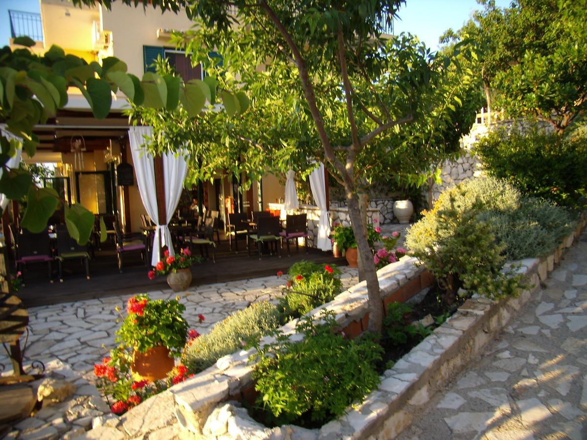 Hotel Zephyros And *